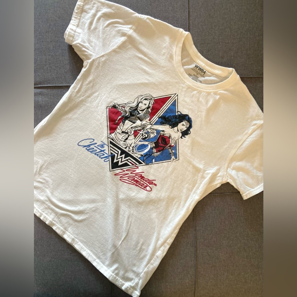 Set - 1984 Wonder Woman-Cheeta LG t-shirt and WW earrings.